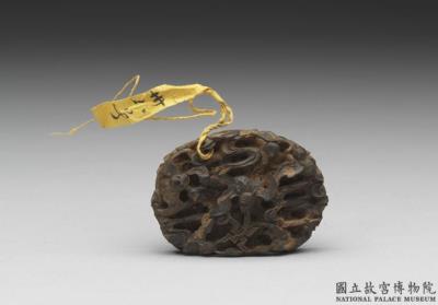 图片[2]-Carved agarwood buckle with symbols for eternal happiness and longevity, Qing dynasty (1644-1911)-China Archive